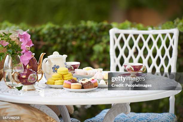 high tea! - tea and cupcakes stockfoto's en -beelden