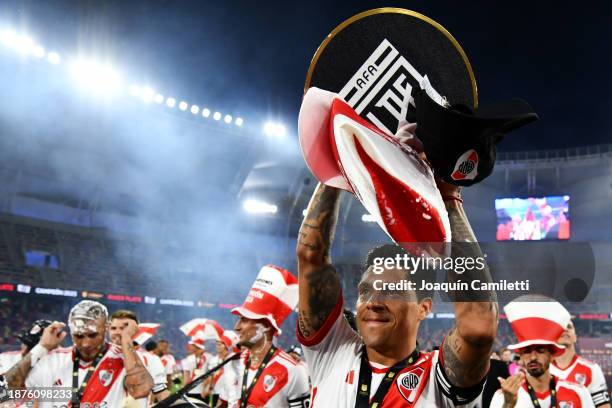 Enzo Pérez of River Plate celebrates with the trophy after winning the Trofeo de Campeones match between Rosario Central and River Plate at Estadio...