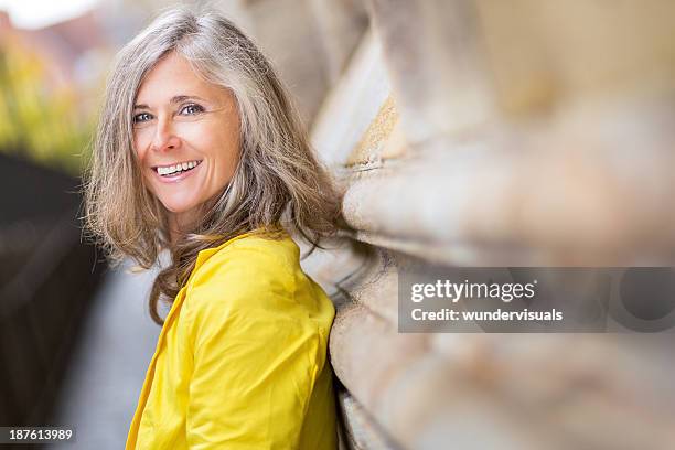 feliz sonriente mujer madura - gray hair fotografías e imágenes de stock