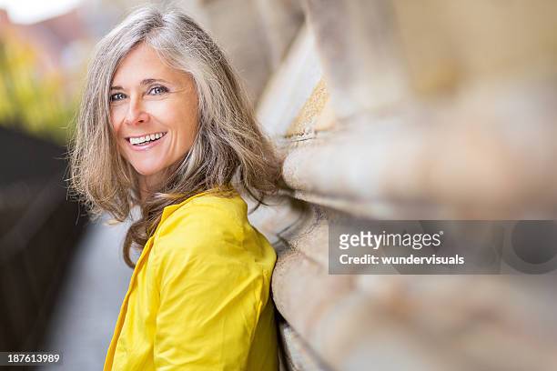felice sorridente donna matura - capelli grigi foto e immagini stock