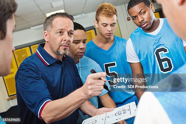 高校コーチバスケットボール選手指示のロッカールーム - locker room ストックフォトと画像