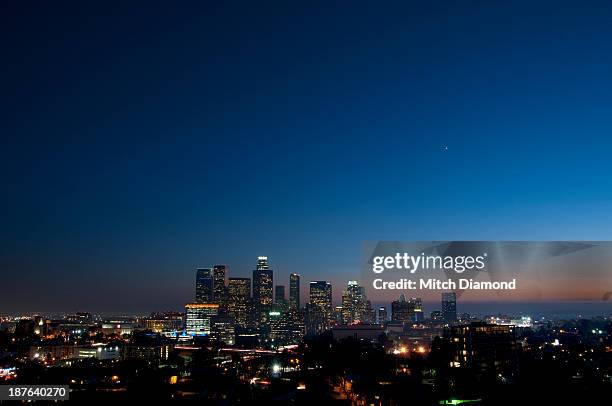 los angeles skyline at night - 2013 fotografías e imágenes de stock