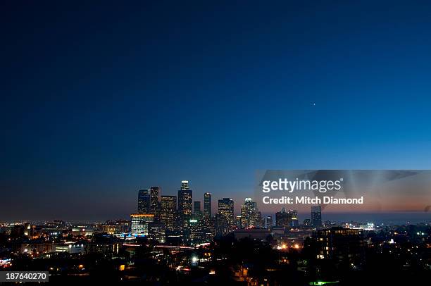 los angeles skyline at night - city of los angeles stockfoto's en -beelden