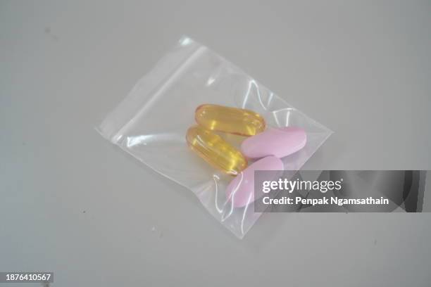 tablets and capsules in clear plastic zippers - vitamin sachet stock pictures, royalty-free photos & images