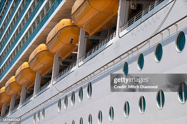 cruise ship life boats - lifeboat - fotografias e filmes do acervo