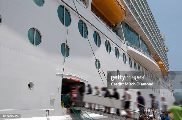 boarding cruise ship - embarcando - fotografias e filmes do acervo