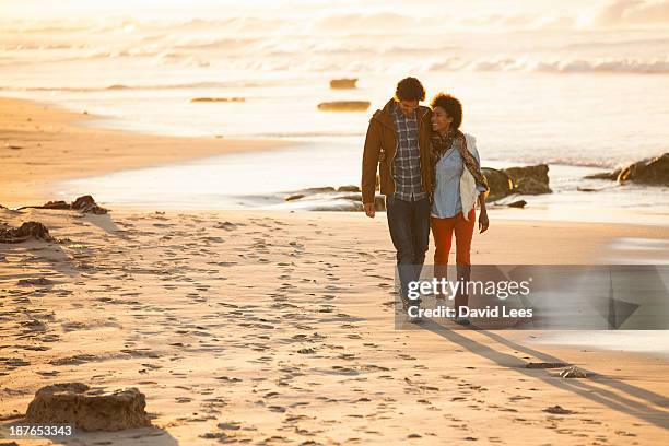 couple walking on beach - couple walking on beach stock pictures, royalty-free photos & images