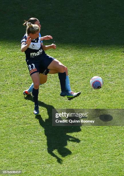 Elise Kellond-Knight of Melbourne Victory passes the ball during the A-League Women round nine match between Melbourne City and Melbourne Victory at...