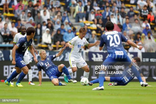 Tsukasa Shiotani of Sanfrecce Hiroshima controls the ball against Avispa Fukuoka defense during the J.League J1 first stage match between Avispa...