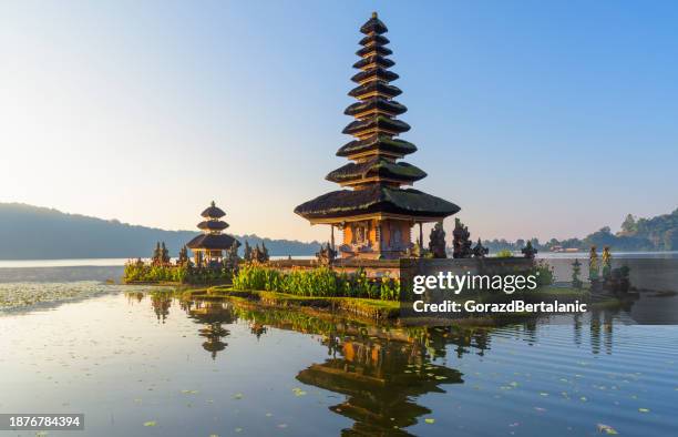 templo ulun danu beratan, templo flotante, bedugul, bali - bali fotografías e imágenes de stock
