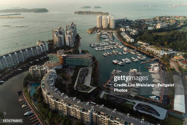 veduta aerea di sentosa cove, un'enclave residenziale nella parte orientale dell'isola di sentosa a singapore - baia foto e immagini stock