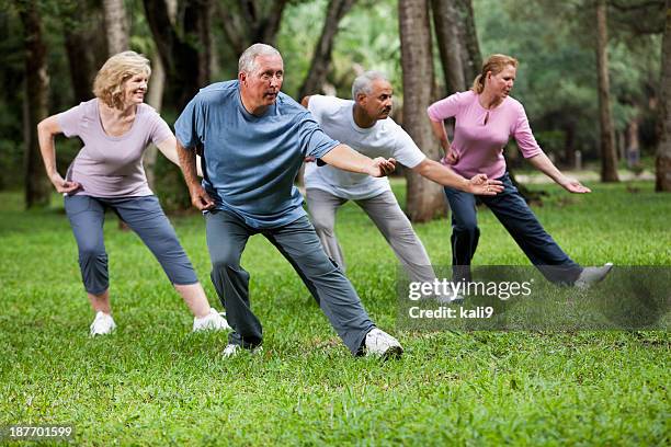 tai-chi-kurs - outside fitness class stock-fotos und bilder