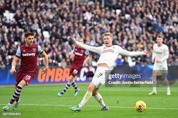 Rasmus Hojlund of Manchester United misses a chance during the Premier League match between West Ham United and Manchester United at London Stadium...