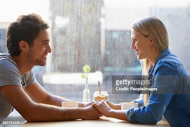 enjoying a great first date! - man and woman holding hands profile stockfoto's en -beelden