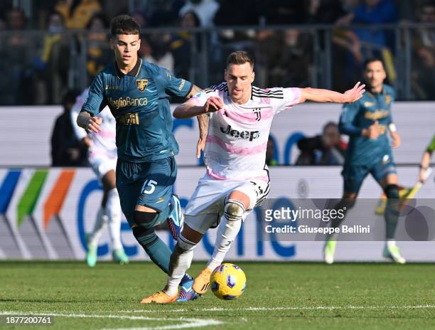 Arkadiusz Milik of FC Juventus and Enzo Barrenechea of Frosinone Calcio in action during the Serie A TIM match between Frosinone Calcio and Juventus...