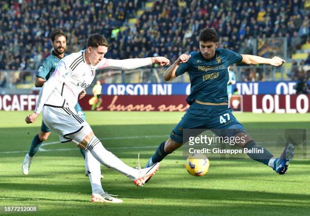 Dusan Vlahovic of FC Juventus and Mateus Henrique Vanelli Lusuardi of Frosinone Calcio in action during the Serie A TIM match between Frosinone...