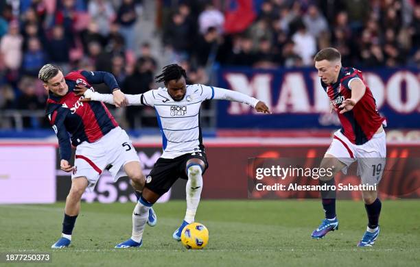 Alexis Saelemaekers of Bologna FC challenges for the ball with Ademola Lookman of Atalanta BC during the Serie A TIM match between Bologna FC and...