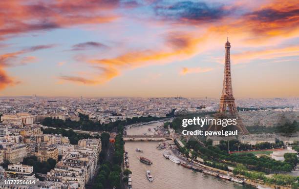 aérienne de la ville de paris avec la seine au coucher du soleil france - paris france photos et images de collection