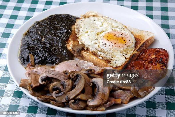 traditional welsh breakfast - welshe cultuur stockfoto's en -beelden