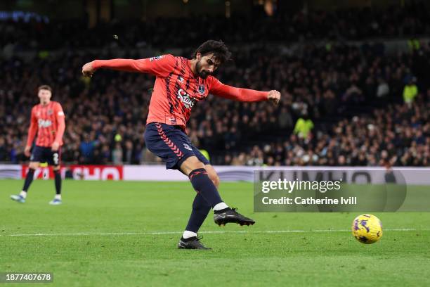 Andre Gomes of Everton scores their team's first goal during the Premier League match between Tottenham Hotspur and Everton FC at Tottenham Hotspur...