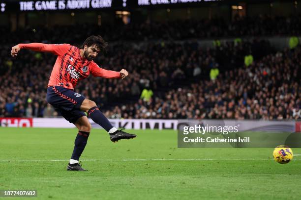 Andre Gomes of Everton scores their team's first goal during the Premier League match between Tottenham Hotspur and Everton FC at Tottenham Hotspur...