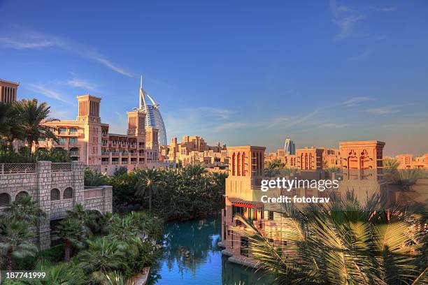 madinat jumeira resort, estilo árabe paisaje de la ciudad, dubai - hotel madinat jumeirah fotografías e imágenes de stock