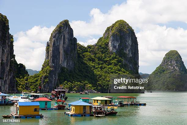 flotante pueblo pesquero en la bahía de halong, hanoi, vietnam - hanoi fotografías e imágenes de stock