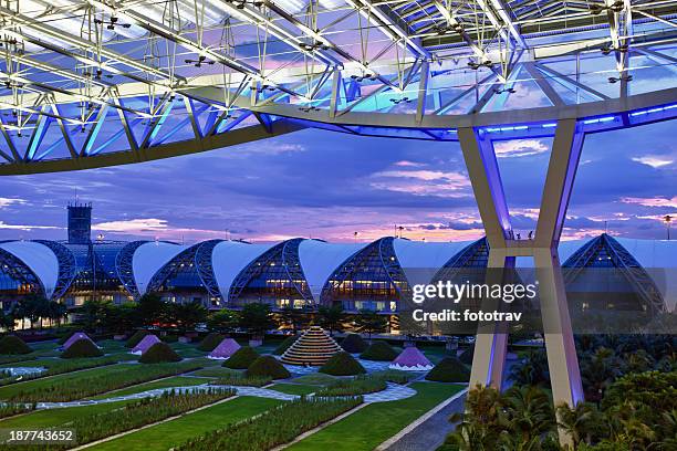 moderno aeroporto di notte, bangkok, tailandia - aeroporto di suvarnabhumi foto e immagini stock