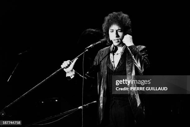 Poet and folk singer Bob Dylan performs on July 4, 1978 at the Pavillon de Paris. AFP PHOTO PIERRE GUILLAUD