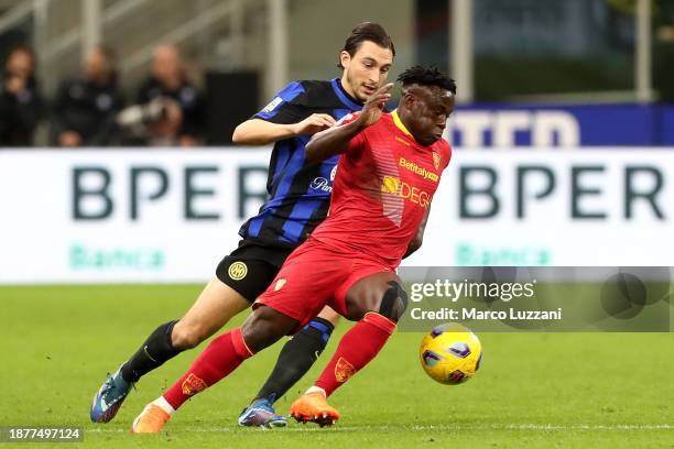 Lameck Banda of US Lecce runs with the ball whilst under pressure from Matteo Darmian of FC Internazionale during the Serie A TIM match between FC...