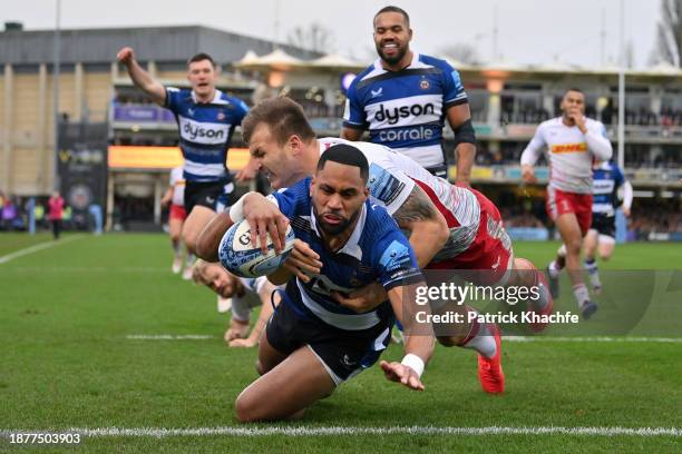 Joe Cokanasiga of Bath Rugby scores his team's first try despite the challenge of Andre Esterhuizen of Harlequins during the Gallagher Premiership...