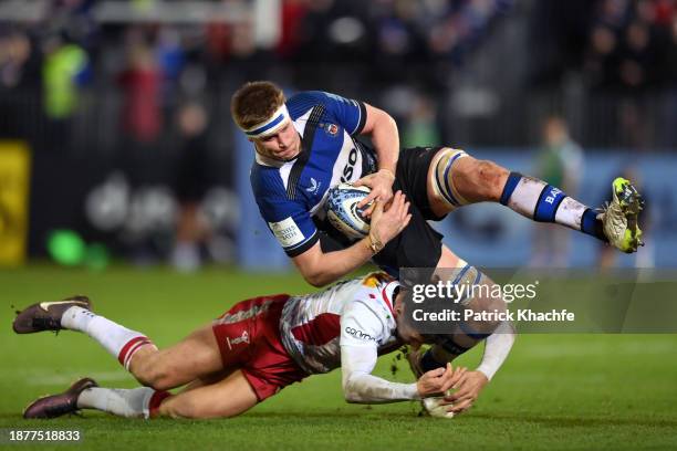 Van Velze of Bath Rugby is tackled by Nick David of Harlequins during the Gallagher Premiership Rugby match between Bath Rugby and Harlequins at...