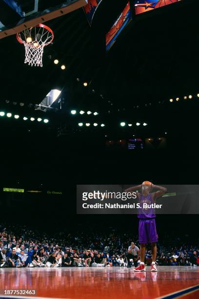Vince Carter of the Toronto Raptors gets ready to dunk the ball during the 2000 NBA All Star Slam Dunk Contest at The Arena In Oakland on February...