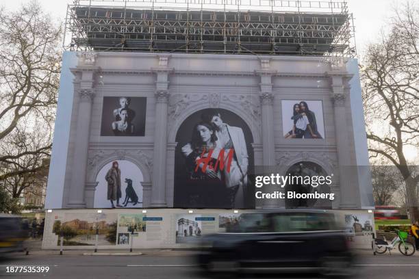 The Marble Arch monument, wrapped with a big advert for the H&M Hennes & Mauritz Ltd., during traditional Boxing Day holiday sales, in London UK, on...