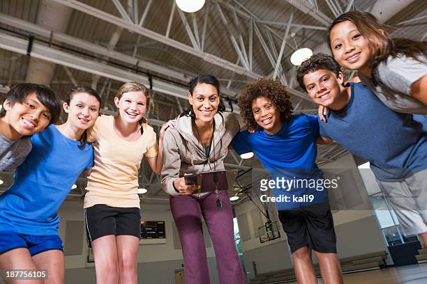 group of children with coach in school gym - boy workout in gym stockfoto's en -beelden