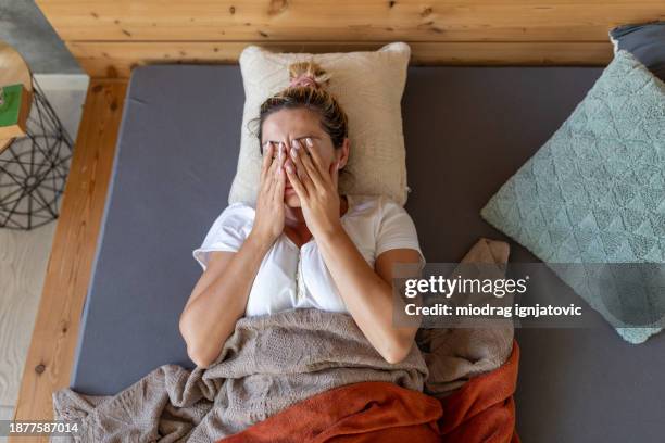 mujer despertando - frotarse los ojos fotografías e imágenes de stock