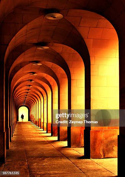 repeating columns and arches - manchester town hall stockfoto's en -beelden