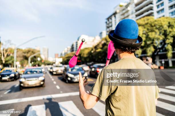 jongleur im stadtverkehr - kreuzung stock-fotos und bilder