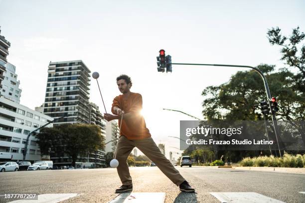 jongleur im stadtverkehr - straßenmaler stock-fotos und bilder