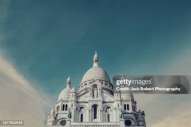 sacré-cœur basilica against blue sky - histoire-sociale photos et images de collection