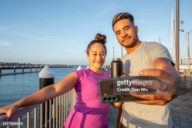young polynesian friends taking a selfie - polynesische etniciteit stockfoto's en -beelden