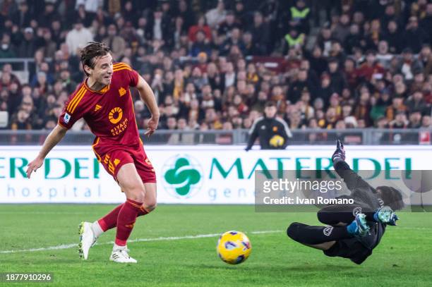 Alex Meret of SSC Napoli opposes the goal opportunity of Edoardo Bove of AS Roma during the Serie A TIM match between AS Roma and SSC Napoli at...