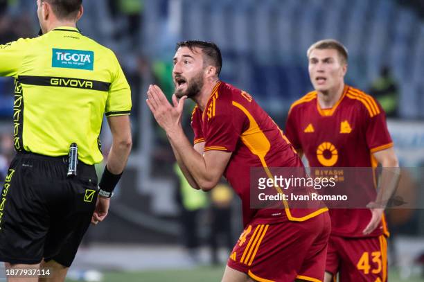 Bryan Cristante of AS Roma argues their point to referee Andrea Colombo during the Serie A TIM match between AS Roma and SSC Napoli at Stadio...