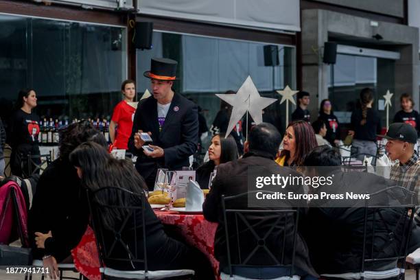 Magician performs during a charity dinner at the Mirador de Cuatro Vientos, on 23 December, 2023 in Madrid, Spain. The solidarity initiative 'I...