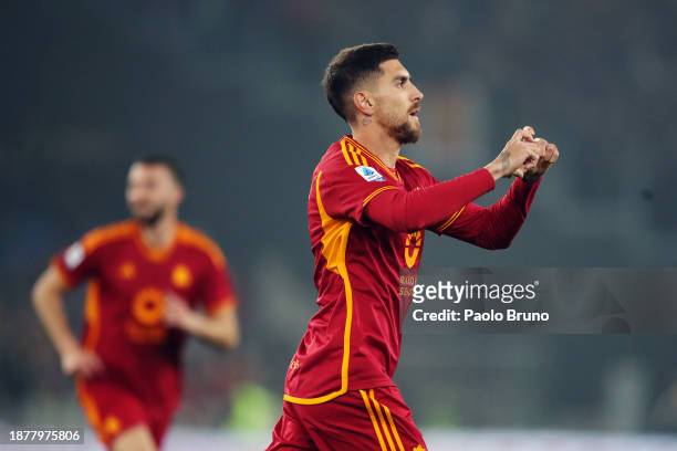 Lorenzo Pellegrini of AS Roma celebrates after scoring their team's first goal during the Serie A TIM match between AS Roma and SSC Napoli at Stadio...