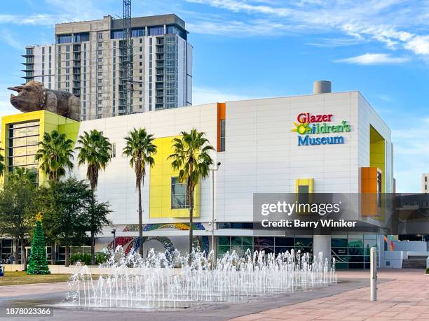 exterior of glazer children's museum, with water feature in adjacent curtis hixon park, tampa - tampa museum stock pictures, royalty-free photos & images