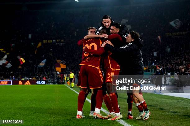 Romelu Lukaku of A.S. Roma celebrate after scoring a goal with his teammatesduring the Serie A TIM match between AS Roma and SSC Napoli at Stadio...