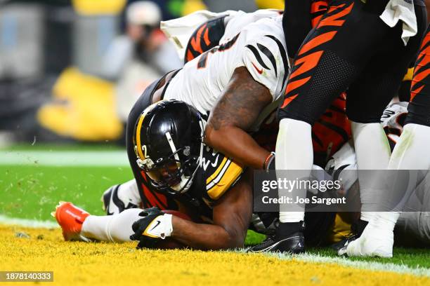 Najee Harris of the Pittsburgh Steelers reaches into the endzone for a touchdown during the second quarter of a game against the Cincinnati Bengals...