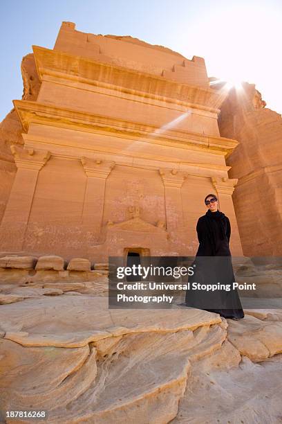 woman in abaya at madain saleh - mada'in saleh stockfoto's en -beelden