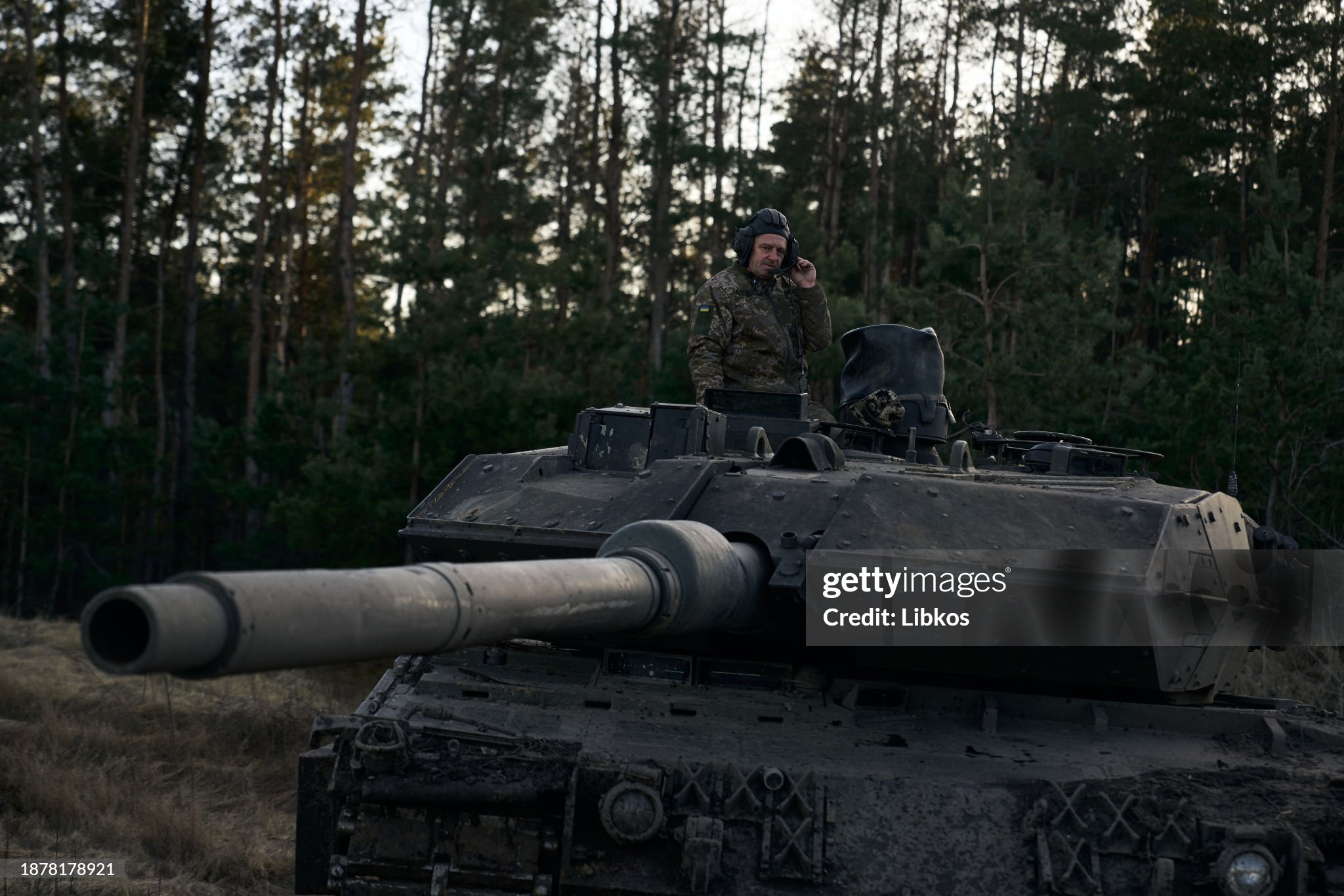 leopard-2a6-tank-takes-position-in-kremi